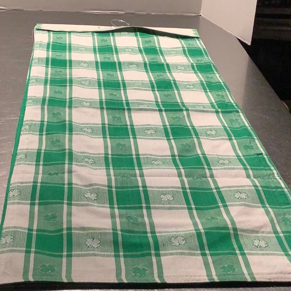 Green & white table runner "SAINT PATRICKS DAY"